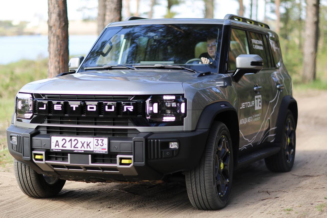 Когда объединяются сильные идеи, рождаются по-настоящему живые проекты. Так, официальный дилер Jetour во Владимире — ГК «Техцентр Гранд» — вместе с клубом путешествий «Параллель 56» отправился в автоприключение по малознакомым, но невероятно красивым местам Владимирской области.