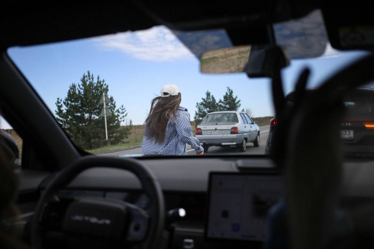 Когда объединяются сильные идеи, рождаются по-настоящему живые проекты. Так, официальный дилер Jetour во Владимире — ГК «Техцентр Гранд» — вместе с клубом путешествий «Параллель 56» отправился в автоприключение по малознакомым, но невероятно красивым местам Владимирской области.