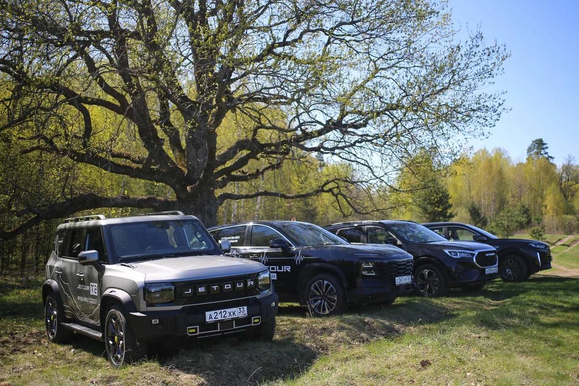 Когда объединяются сильные идеи, рождаются по-настоящему живые проекты. Так, официальный дилер Jetour во Владимире — ГК «Техцентр Гранд» — вместе с клубом путешествий «Параллель 56» отправился в автоприключение по малознакомым, но невероятно красивым местам Владимирской области.