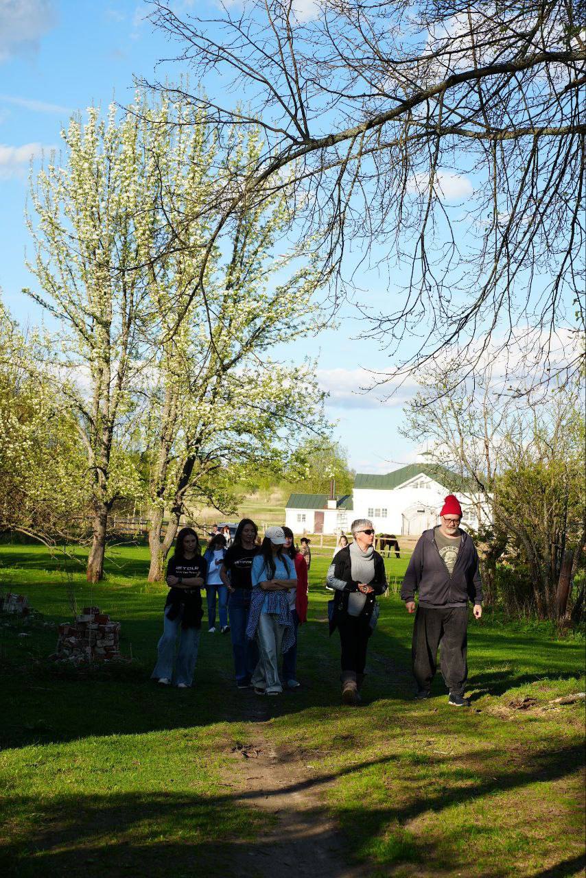 Когда объединяются сильные идеи, рождаются по-настоящему живые проекты. Так, официальный дилер Jetour во Владимире — ГК «Техцентр Гранд» — вместе с клубом путешествий «Параллель 56» отправился в автоприключение по малознакомым, но невероятно красивым местам Владимирской области.