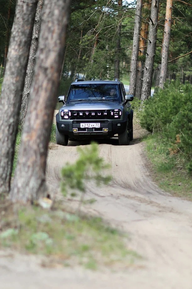 Когда объединяются сильные идеи, рождаются по-настоящему живые проекты. Так, официальный дилер Jetour во Владимире — ГК «Техцентр Гранд» — вместе с клубом путешествий «Параллель 56» отправился в автоприключение по малознакомым, но невероятно красивым местам Владимирской области.