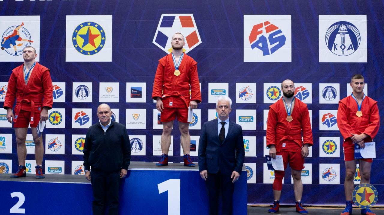 Самбист Антон Коновалов второй раз в своей карьере выиграл золотую медаль чемпионата Европы. В финальной схватке владимирский борец одолел противника с разгромным счетом 6:0! Успех спортсмен посвятил семье, в которой родился и вырос.