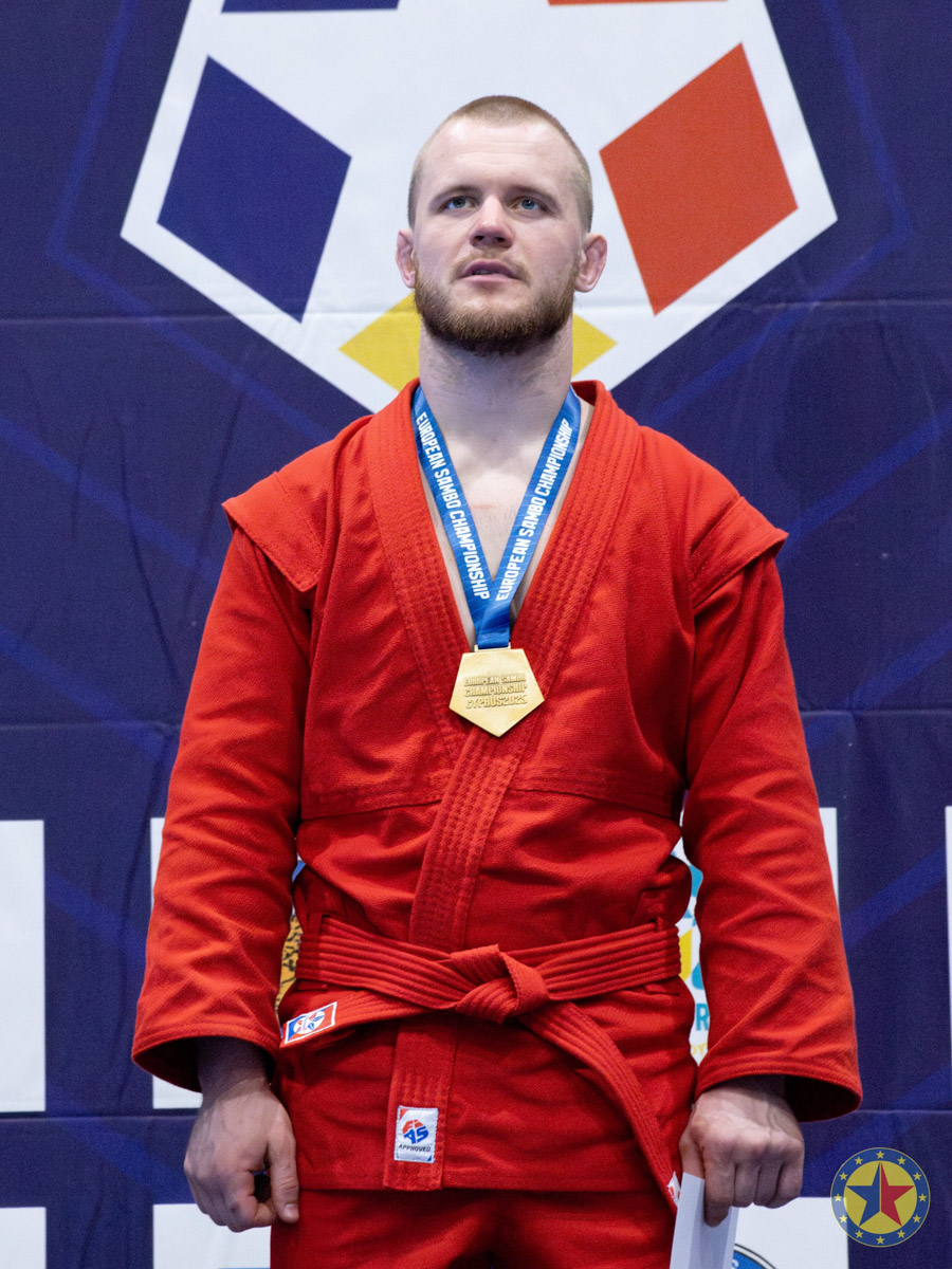 Самбист Антон Коновалов второй раз в своей карьере выиграл золотую медаль чемпионата Европы. В финальной схватке владимирский борец одолел противника с разгромным счетом 6:0! Успех спортсмен посвятил семье, в которой родился и вырос.