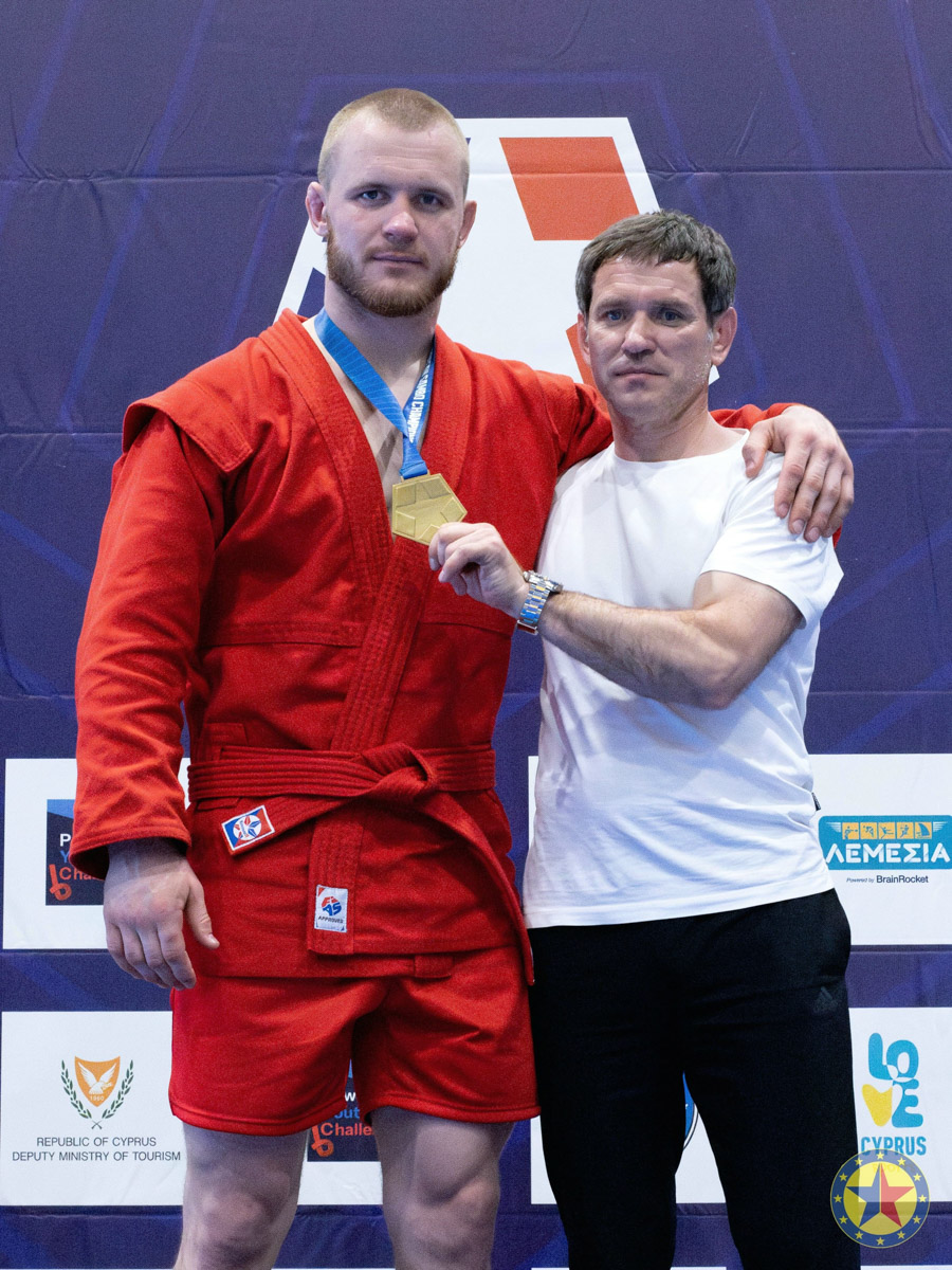 Самбист Антон Коновалов второй раз в своей карьере выиграл золотую медаль чемпионата Европы. В финальной схватке владимирский борец одолел противника с разгромным счетом 6:0! Успех спортсмен посвятил семье, в которой родился и вырос.