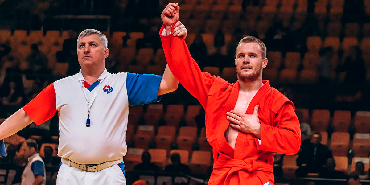 Самбист Антон Коновалов второй раз в своей карьере выиграл золотую медаль чемпионата Европы. В финальной схватке владимирский борец одолел противника с разгромным счетом 6:0! Успех спортсмен посвятил семье, в которой родился и вырос.