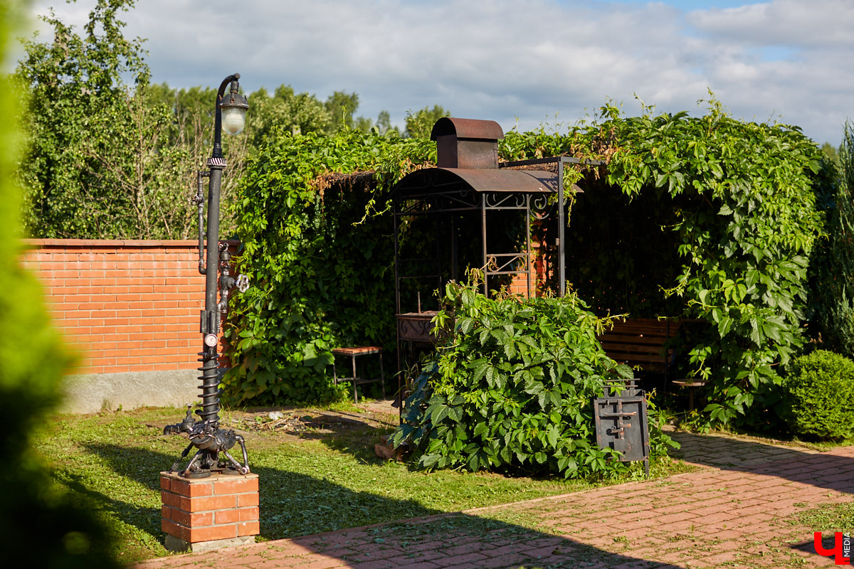 Стартовали майские праздники, и, несмотря на погоду, многие радостно отправились отдыхать от городской суеты на лоно природы. А значит, без шашлыков не обойтись! «Ключ-Медиа» выяснил, сколько в 2025 году стоит набор для пикника во Владимирской области и как приготовить по-настоящему вкусное мясо на углях, которое оценил бы даже ведущий «Битвы шефов»!