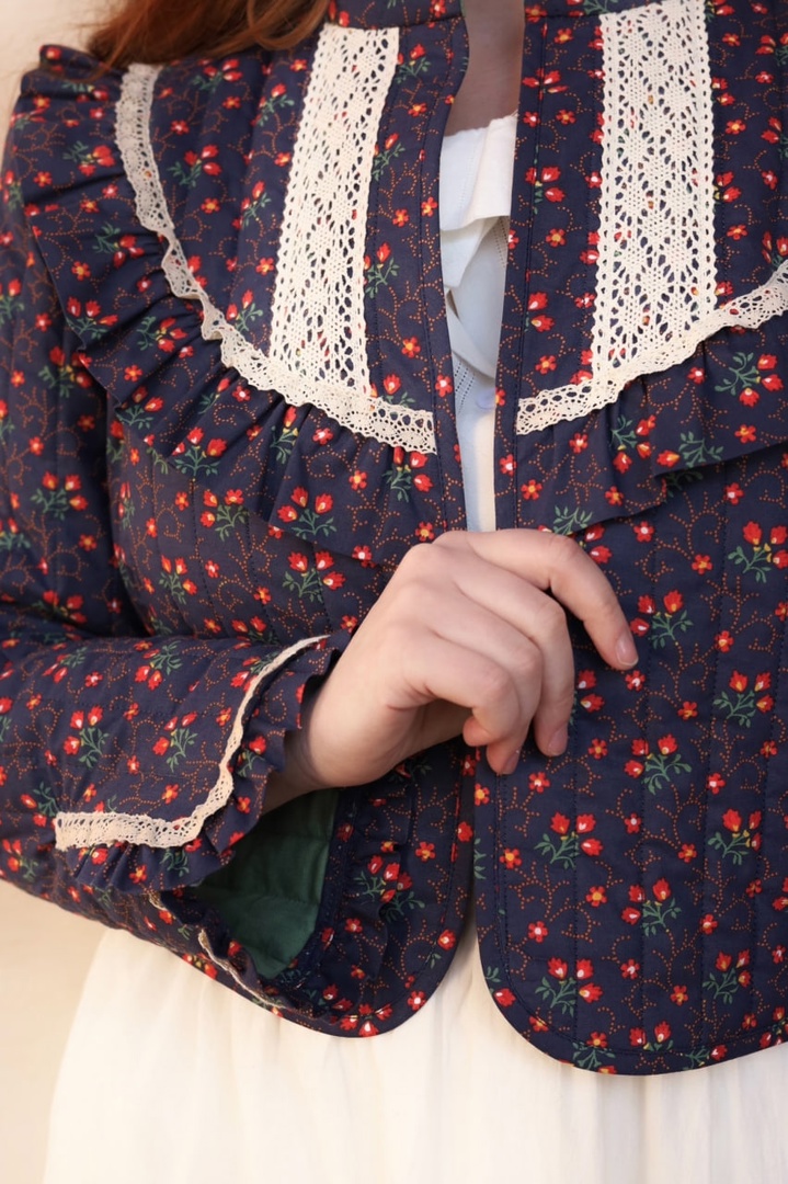 Внушительный бэкграунд нашей культуры — кладезь творческих идей. Этим и пользуются дизайнеры. Узнаваемые символы, орнаменты, сюжеты, в том числе связанные с 33-м регионом, то и дело появляются на современных вещах, начиная с ремесленных украшений и заканчивая текстильной промышленностью. Самые интересные примеры собрал «Ключ-Медиа».