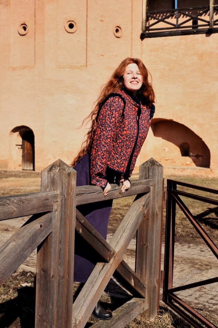 Внушительный бэкграунд нашей культуры — кладезь творческих идей. Этим и пользуются дизайнеры. Узнаваемые символы, орнаменты, сюжеты, в том числе связанные с 33-м регионом, то и дело появляются на современных вещах, начиная с ремесленных украшений и заканчивая текстильной промышленностью. Самые интересные примеры собрал «Ключ-Медиа».