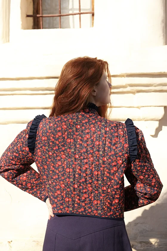 Внушительный бэкграунд нашей культуры — кладезь творческих идей. Этим и пользуются дизайнеры. Узнаваемые символы, орнаменты, сюжеты, в том числе связанные с 33-м регионом, то и дело появляются на современных вещах, начиная с ремесленных украшений и заканчивая текстильной промышленностью. Самые интересные примеры собрал «Ключ-Медиа».