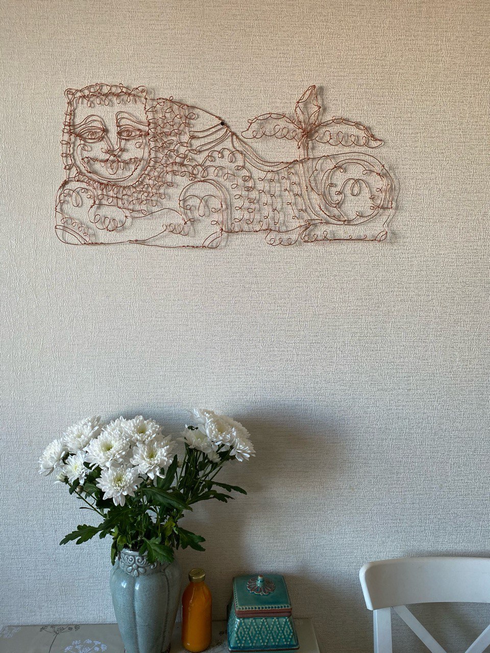 Внушительный бэкграунд нашей культуры — кладезь творческих идей. Этим и пользуются дизайнеры. Узнаваемые символы, орнаменты, сюжеты, в том числе связанные с 33-м регионом, то и дело появляются на современных вещах, начиная с ремесленных украшений и заканчивая текстильной промышленностью. Самые интересные примеры собрал «Ключ-Медиа».