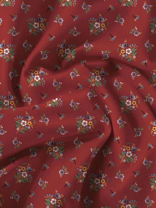 Внушительный бэкграунд нашей культуры — кладезь творческих идей. Этим и пользуются дизайнеры. Узнаваемые символы, орнаменты, сюжеты, в том числе связанные с 33-м регионом, то и дело появляются на современных вещах, начиная с ремесленных украшений и заканчивая текстильной промышленностью. Самые интересные примеры собрал «Ключ-Медиа».