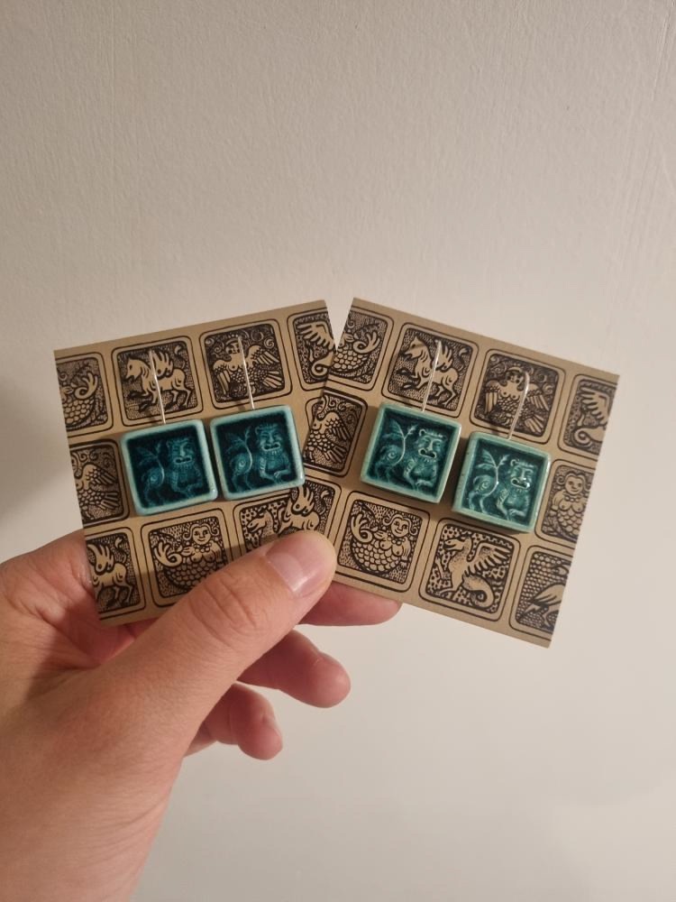 Внушительный бэкграунд нашей культуры — кладезь творческих идей. Этим и пользуются дизайнеры. Узнаваемые символы, орнаменты, сюжеты, в том числе связанные с 33-м регионом, то и дело появляются на современных вещах, начиная с ремесленных украшений и заканчивая текстильной промышленностью. Самые интересные примеры собрал «Ключ-Медиа».