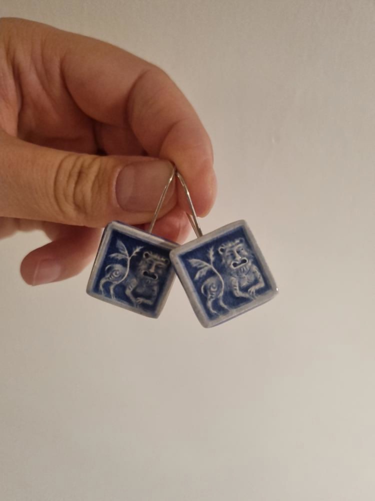 Внушительный бэкграунд нашей культуры — кладезь творческих идей. Этим и пользуются дизайнеры. Узнаваемые символы, орнаменты, сюжеты, в том числе связанные с 33-м регионом, то и дело появляются на современных вещах, начиная с ремесленных украшений и заканчивая текстильной промышленностью. Самые интересные примеры собрал «Ключ-Медиа».