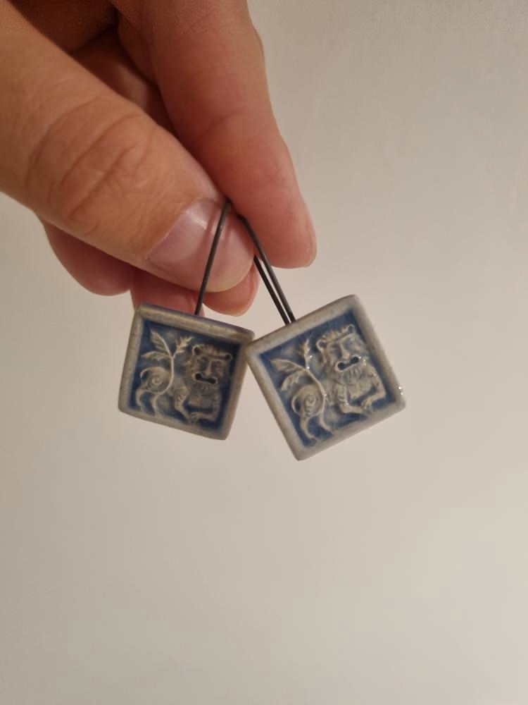 Внушительный бэкграунд нашей культуры — кладезь творческих идей. Этим и пользуются дизайнеры. Узнаваемые символы, орнаменты, сюжеты, в том числе связанные с 33-м регионом, то и дело появляются на современных вещах, начиная с ремесленных украшений и заканчивая текстильной промышленностью. Самые интересные примеры собрал «Ключ-Медиа».