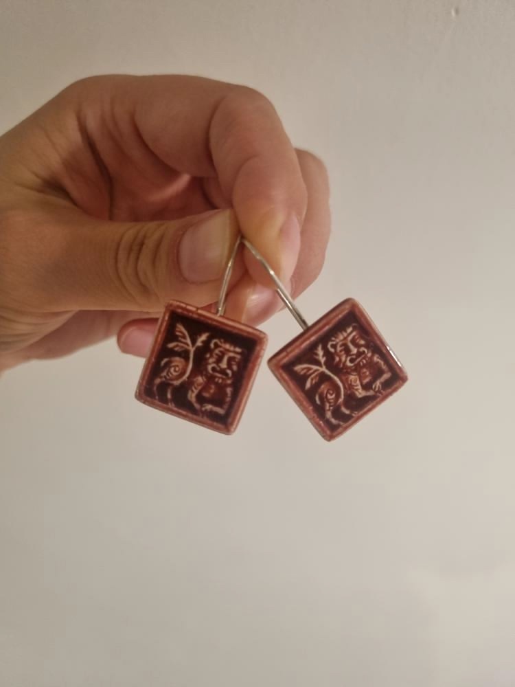 Внушительный бэкграунд нашей культуры — кладезь творческих идей. Этим и пользуются дизайнеры. Узнаваемые символы, орнаменты, сюжеты, в том числе связанные с 33-м регионом, то и дело появляются на современных вещах, начиная с ремесленных украшений и заканчивая текстильной промышленностью. Самые интересные примеры собрал «Ключ-Медиа».