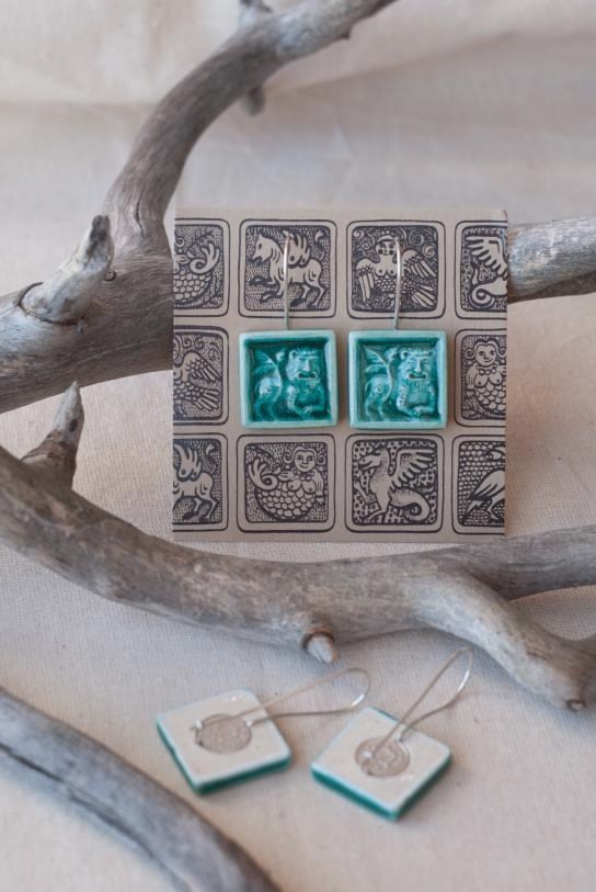 Внушительный бэкграунд нашей культуры — кладезь творческих идей. Этим и пользуются дизайнеры. Узнаваемые символы, орнаменты, сюжеты, в том числе связанные с 33-м регионом, то и дело появляются на современных вещах, начиная с ремесленных украшений и заканчивая текстильной промышленностью. Самые интересные примеры собрал «Ключ-Медиа».