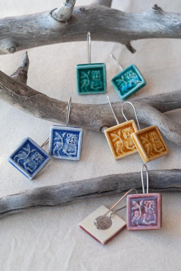 Внушительный бэкграунд нашей культуры — кладезь творческих идей. Этим и пользуются дизайнеры. Узнаваемые символы, орнаменты, сюжеты, в том числе связанные с 33-м регионом, то и дело появляются на современных вещах, начиная с ремесленных украшений и заканчивая текстильной промышленностью. Самые интересные примеры собрал «Ключ-Медиа».