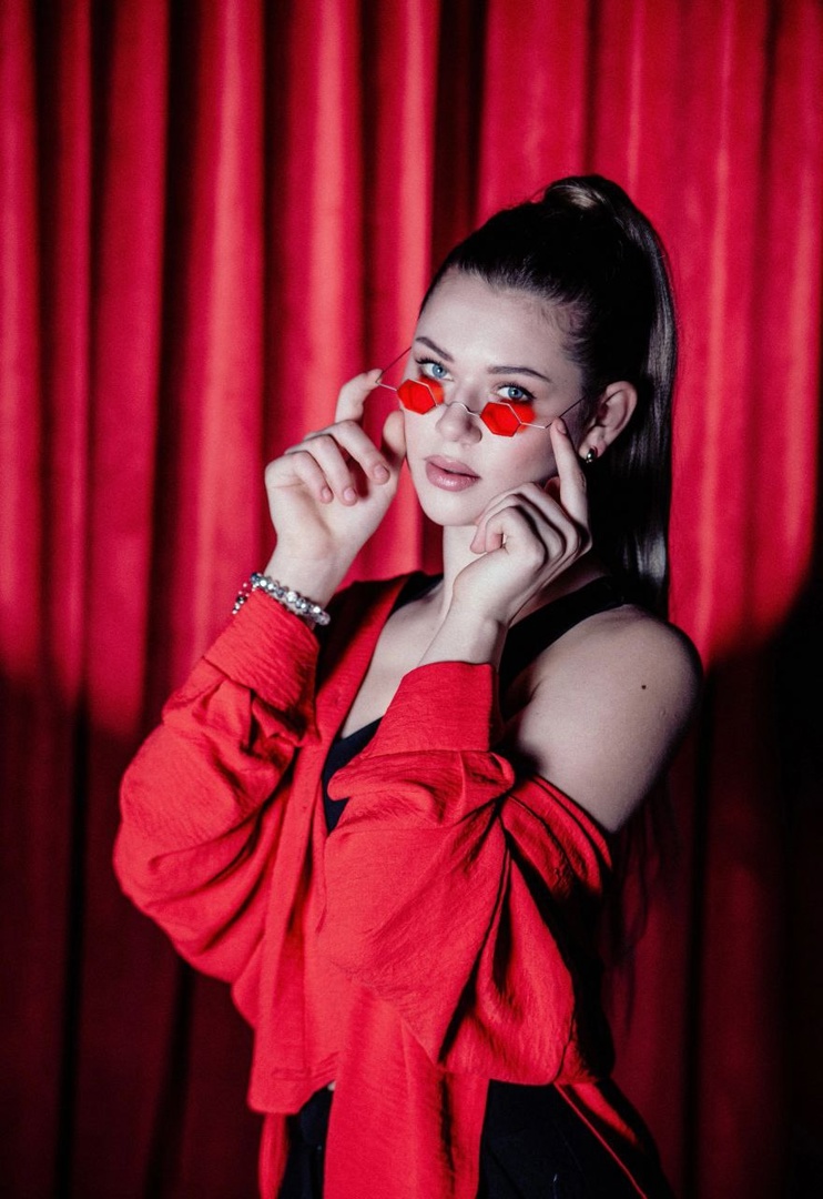 Внушительный бэкграунд нашей культуры — кладезь творческих идей. Этим и пользуются дизайнеры. Узнаваемые символы, орнаменты, сюжеты, в том числе связанные с 33-м регионом, то и дело появляются на современных вещах, начиная с ремесленных украшений и заканчивая текстильной промышленностью. Самые интересные примеры собрал «Ключ-Медиа».