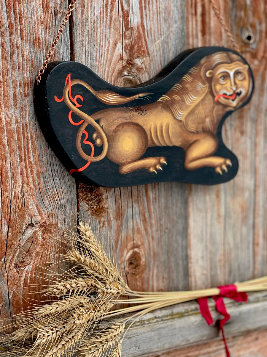 Внушительный бэкграунд нашей культуры — кладезь творческих идей. Этим и пользуются дизайнеры. Узнаваемые символы, орнаменты, сюжеты, в том числе связанные с 33-м регионом, то и дело появляются на современных вещах, начиная с ремесленных украшений и заканчивая текстильной промышленностью. Самые интересные примеры собрал «Ключ-Медиа».