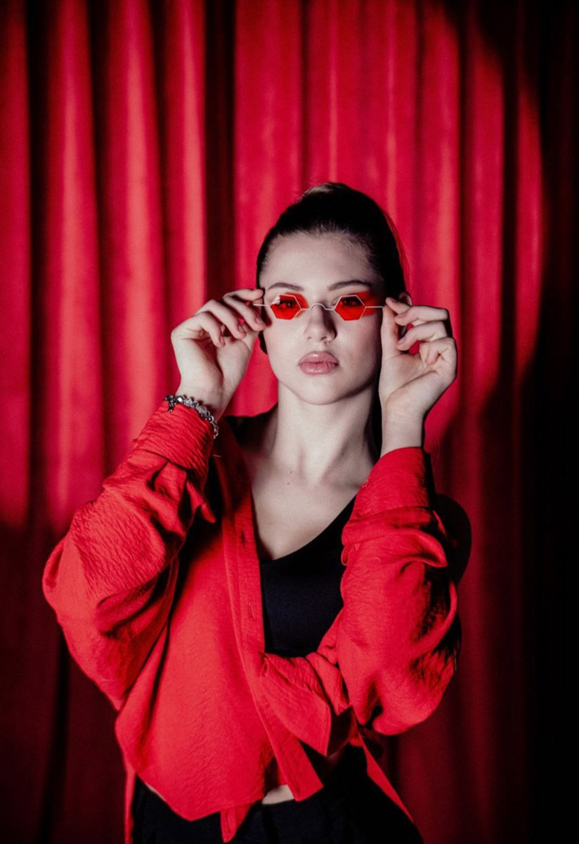 Внушительный бэкграунд нашей культуры — кладезь творческих идей. Этим и пользуются дизайнеры. Узнаваемые символы, орнаменты, сюжеты, в том числе связанные с 33-м регионом, то и дело появляются на современных вещах, начиная с ремесленных украшений и заканчивая текстильной промышленностью. Самые интересные примеры собрал «Ключ-Медиа».