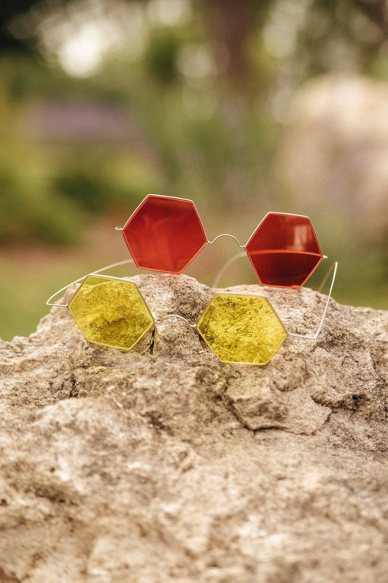 Внушительный бэкграунд нашей культуры — кладезь творческих идей. Этим и пользуются дизайнеры. Узнаваемые символы, орнаменты, сюжеты, в том числе связанные с 33-м регионом, то и дело появляются на современных вещах, начиная с ремесленных украшений и заканчивая текстильной промышленностью. Самые интересные примеры собрал «Ключ-Медиа».