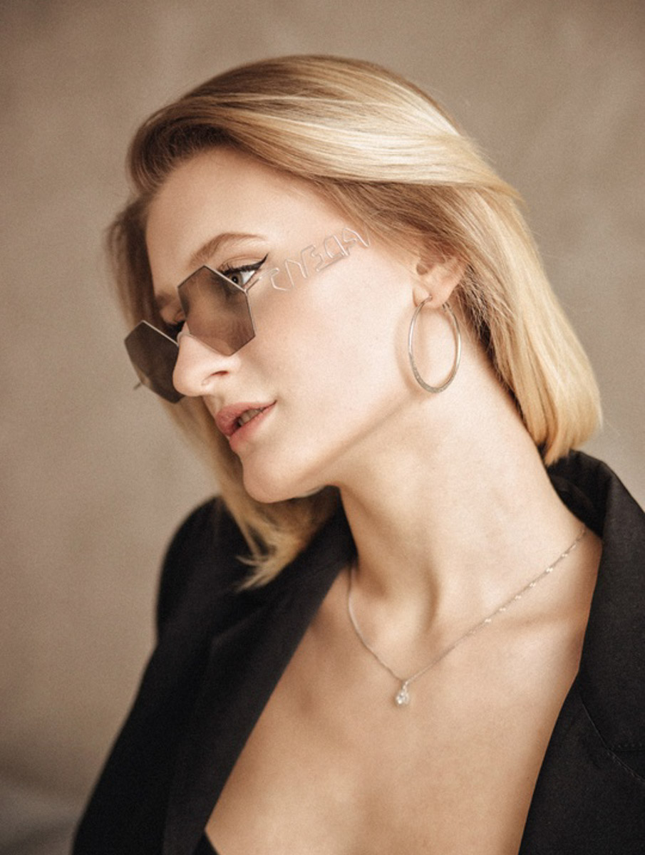 Внушительный бэкграунд нашей культуры — кладезь творческих идей. Этим и пользуются дизайнеры. Узнаваемые символы, орнаменты, сюжеты, в том числе связанные с 33-м регионом, то и дело появляются на современных вещах, начиная с ремесленных украшений и заканчивая текстильной промышленностью. Самые интересные примеры собрал «Ключ-Медиа».