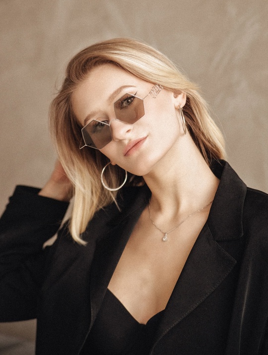 Внушительный бэкграунд нашей культуры — кладезь творческих идей. Этим и пользуются дизайнеры. Узнаваемые символы, орнаменты, сюжеты, в том числе связанные с 33-м регионом, то и дело появляются на современных вещах, начиная с ремесленных украшений и заканчивая текстильной промышленностью. Самые интересные примеры собрал «Ключ-Медиа».