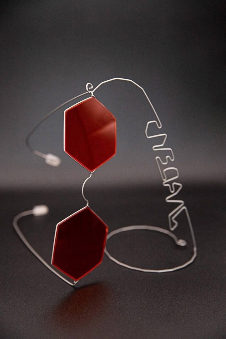 Внушительный бэкграунд нашей культуры — кладезь творческих идей. Этим и пользуются дизайнеры. Узнаваемые символы, орнаменты, сюжеты, в том числе связанные с 33-м регионом, то и дело появляются на современных вещах, начиная с ремесленных украшений и заканчивая текстильной промышленностью. Самые интересные примеры собрал «Ключ-Медиа».