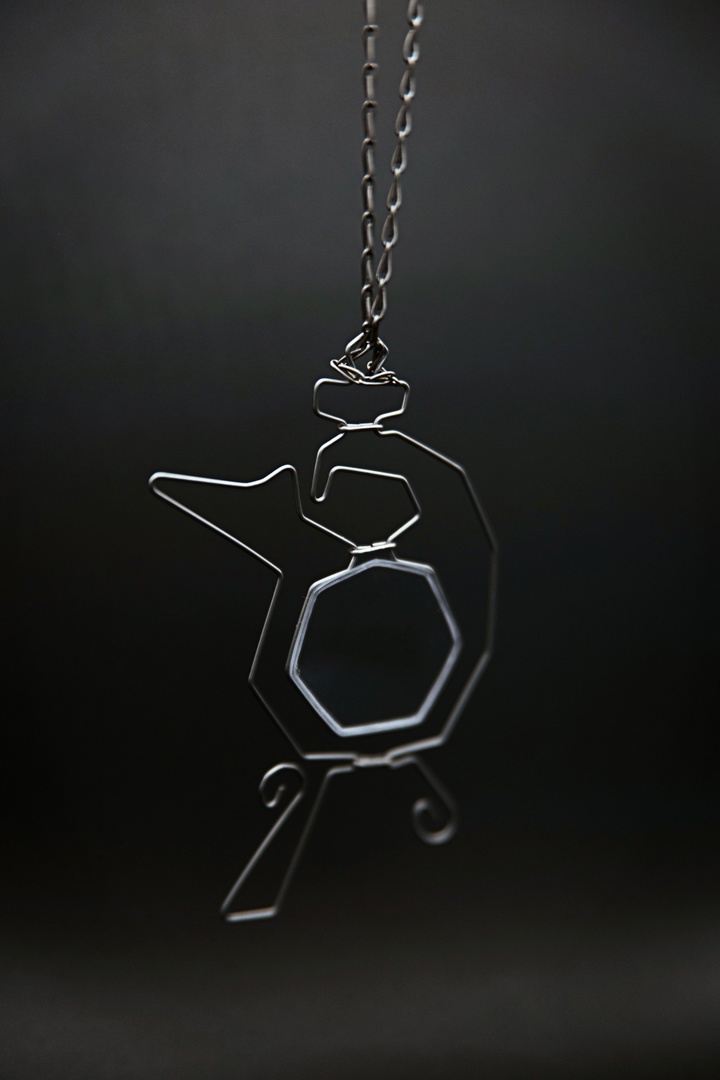 Внушительный бэкграунд нашей культуры — кладезь творческих идей. Этим и пользуются дизайнеры. Узнаваемые символы, орнаменты, сюжеты, в том числе связанные с 33-м регионом, то и дело появляются на современных вещах, начиная с ремесленных украшений и заканчивая текстильной промышленностью. Самые интересные примеры собрал «Ключ-Медиа».