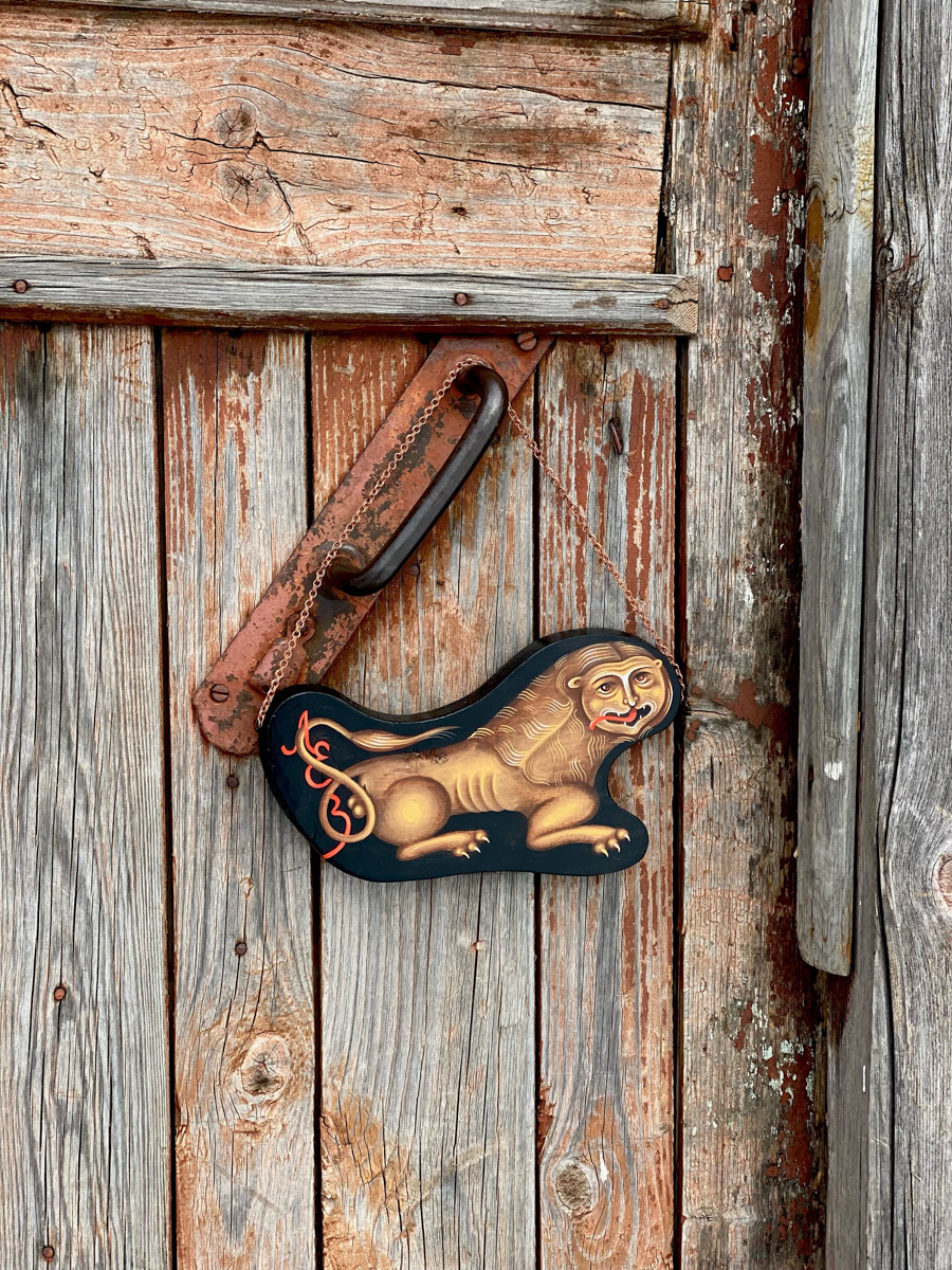 Внушительный бэкграунд нашей культуры — кладезь творческих идей. Этим и пользуются дизайнеры. Узнаваемые символы, орнаменты, сюжеты, в том числе связанные с 33-м регионом, то и дело появляются на современных вещах, начиная с ремесленных украшений и заканчивая текстильной промышленностью. Самые интересные примеры собрал «Ключ-Медиа».