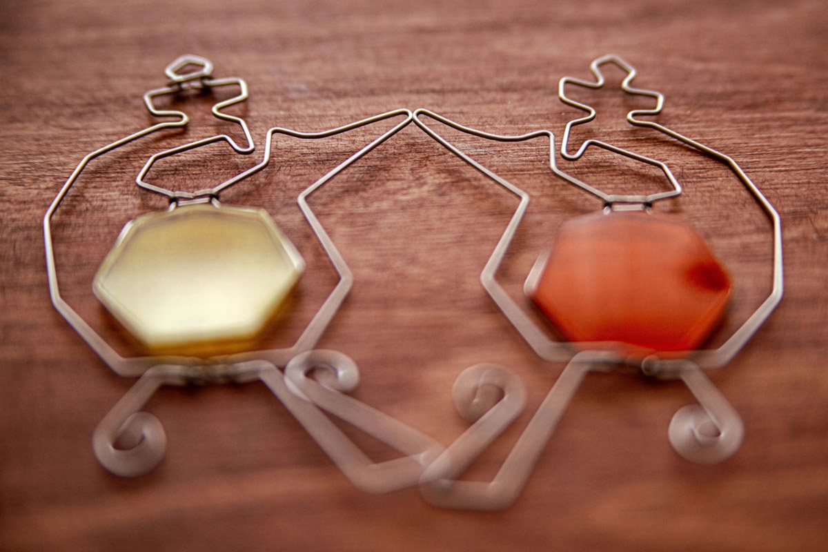 Внушительный бэкграунд нашей культуры — кладезь творческих идей. Этим и пользуются дизайнеры. Узнаваемые символы, орнаменты, сюжеты, в том числе связанные с 33-м регионом, то и дело появляются на современных вещах, начиная с ремесленных украшений и заканчивая текстильной промышленностью. Самые интересные примеры собрал «Ключ-Медиа».