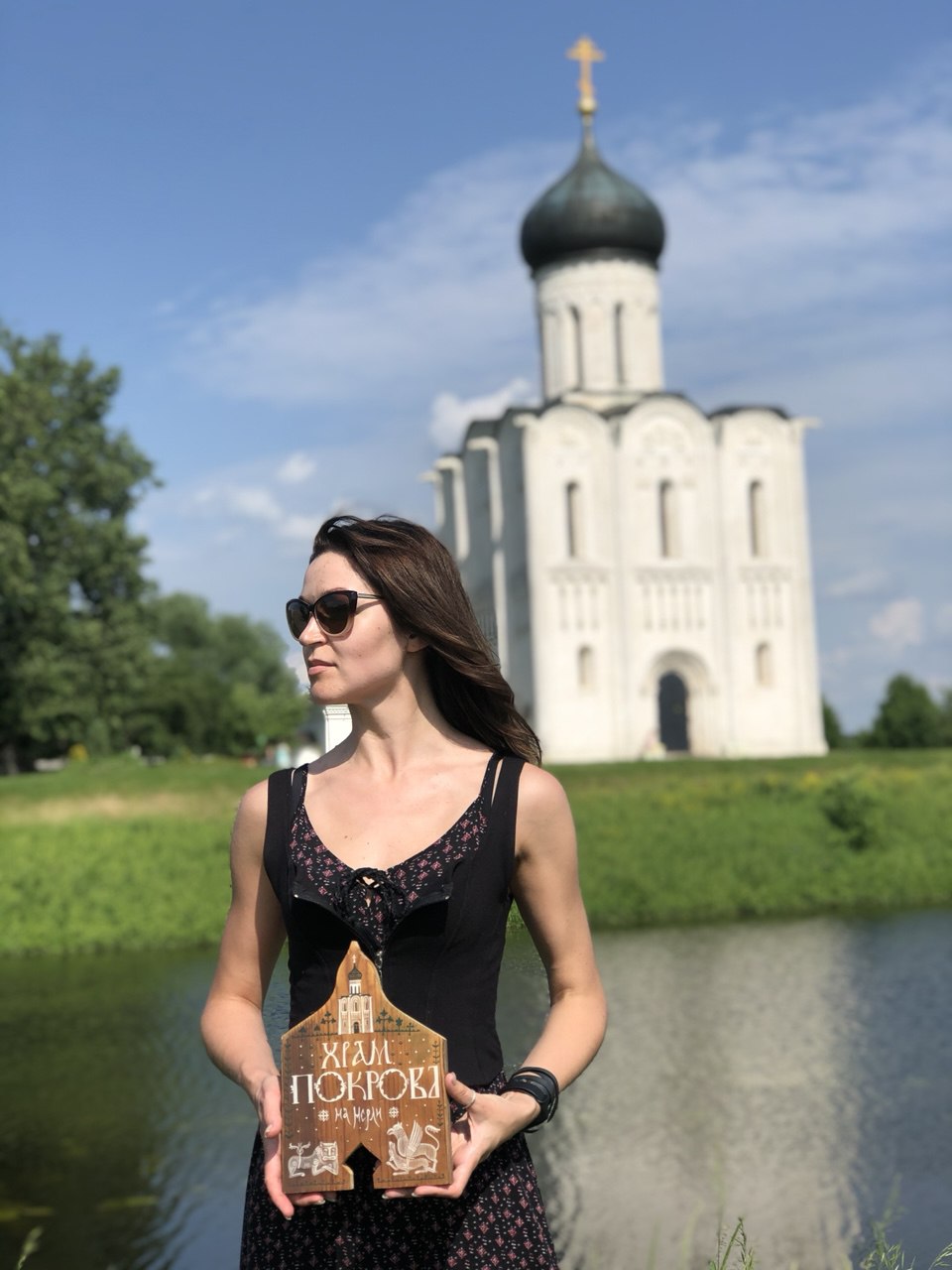 Внушительный бэкграунд нашей культуры — кладезь творческих идей. Этим и пользуются дизайнеры. Узнаваемые символы, орнаменты, сюжеты, в том числе связанные с 33-м регионом, то и дело появляются на современных вещах, начиная с ремесленных украшений и заканчивая текстильной промышленностью. Самые интересные примеры собрал «Ключ-Медиа».