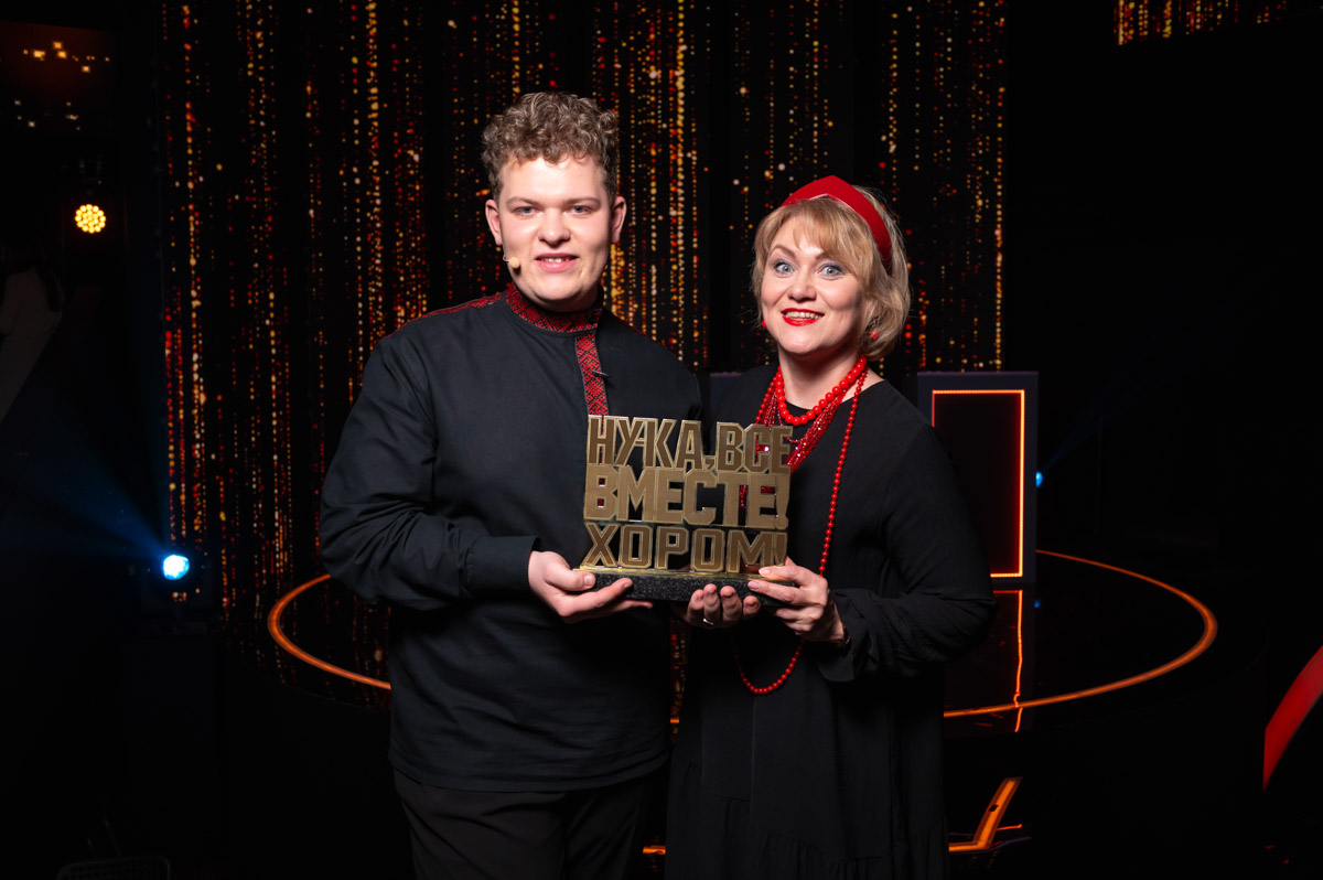 30 апреля состоялся долгожданный финал вокального шоу «Ну-ка, все вместе! Хором!». Зрители из 33-го региона следили за судьбой владимирского коллектива, заставившего плакать Сергея Лазарева. На этот раз ребята произвели на звездную сотню экспертов не меньшее впечатление и заслуженно заняли первое место!