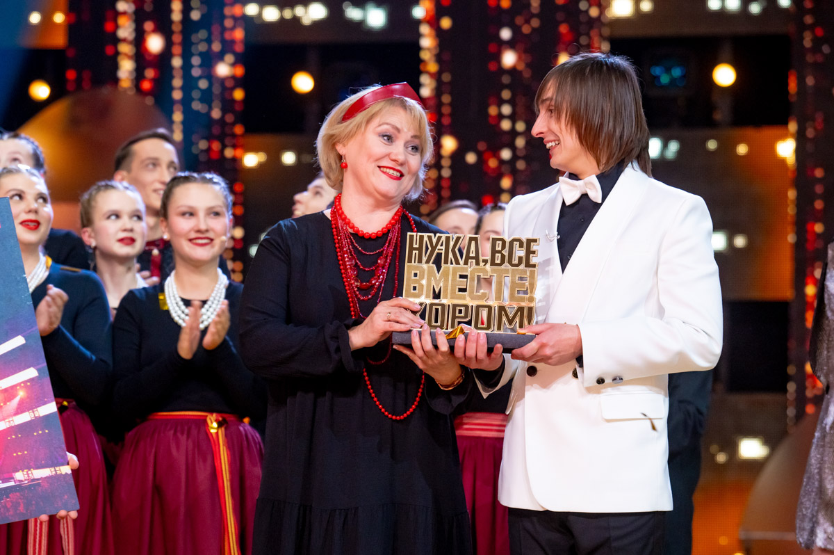 30 апреля состоялся долгожданный финал вокального шоу «Ну-ка, все вместе! Хором!». Зрители из 33-го региона следили за судьбой владимирского коллектива, заставившего плакать Сергея Лазарева. На этот раз ребята произвели на звездную сотню экспертов не меньшее впечатление и заслуженно заняли первое место!