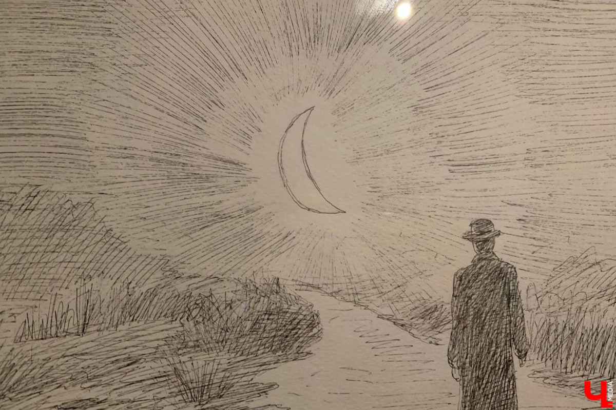 Такого Суздаль еще точно не видел! Гигантская сверкающая луна медитативно, словно в каком-то мистическом сне, скользит по Каменке в лодке. На веслах — человек. Это герой литературно-визуальных историй писателя, художника, фотографа и мастера световых инсталляций Леонида Тишкова. Необычная прогулка по спрятавшимся на просторах Суздаля световым объектам прошла в день открытия его выставки «Кругом свет».