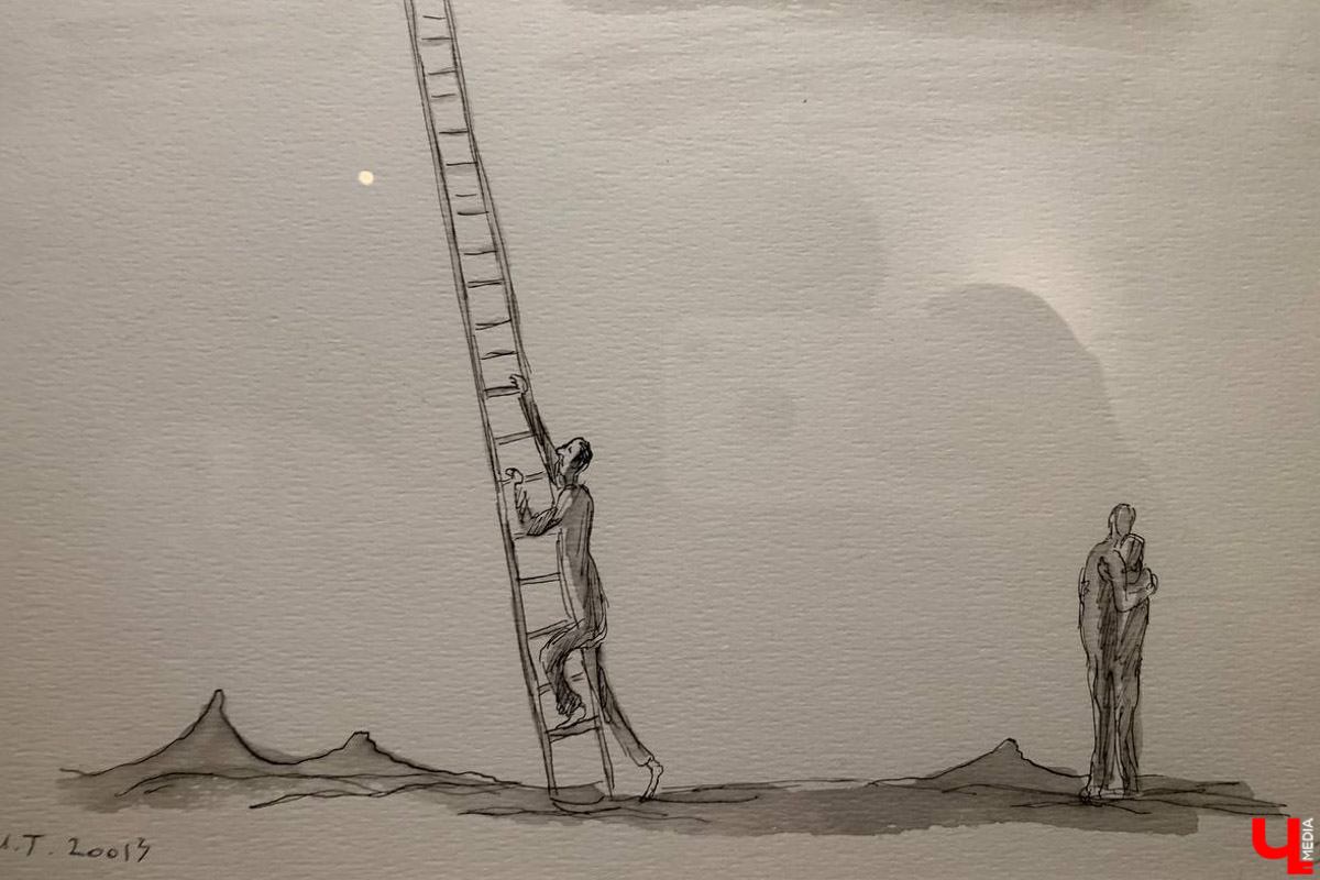 Такого Суздаль еще точно не видел! Гигантская сверкающая луна медитативно, словно в каком-то мистическом сне, скользит по Каменке в лодке. На веслах — человек. Это герой литературно-визуальных историй писателя, художника, фотографа и мастера световых инсталляций Леонида Тишкова. Необычная прогулка по спрятавшимся на просторах Суздаля световым объектам прошла в день открытия его выставки «Кругом свет».