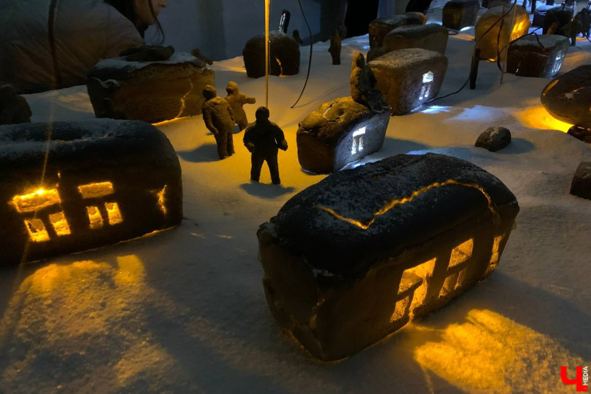 Такого Суздаль еще точно не видел! Гигантская сверкающая луна медитативно, словно в каком-то мистическом сне, скользит по Каменке в лодке. На веслах — человек. Это герой литературно-визуальных историй писателя, художника, фотографа и мастера световых инсталляций Леонида Тишкова. Необычная прогулка по спрятавшимся на просторах Суздаля световым объектам прошла в день открытия его выставки «Кругом свет».