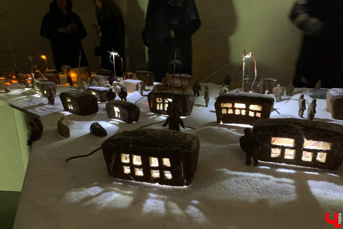 Такого Суздаль еще точно не видел! Гигантская сверкающая луна медитативно, словно в каком-то мистическом сне, скользит по Каменке в лодке. На веслах — человек. Это герой литературно-визуальных историй писателя, художника, фотографа и мастера световых инсталляций Леонида Тишкова. Необычная прогулка по спрятавшимся на просторах Суздаля световым объектам прошла в день открытия его выставки «Кругом свет».