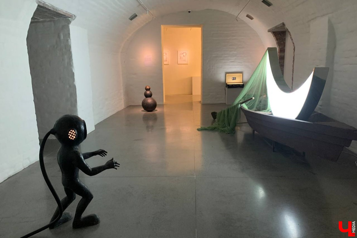 Такого Суздаль еще точно не видел! Гигантская сверкающая луна медитативно, словно в каком-то мистическом сне, скользит по Каменке в лодке. На веслах — человек. Это герой литературно-визуальных историй писателя, художника, фотографа и мастера световых инсталляций Леонида Тишкова. Необычная прогулка по спрятавшимся на просторах Суздаля световым объектам прошла в день открытия его выставки «Кругом свет».