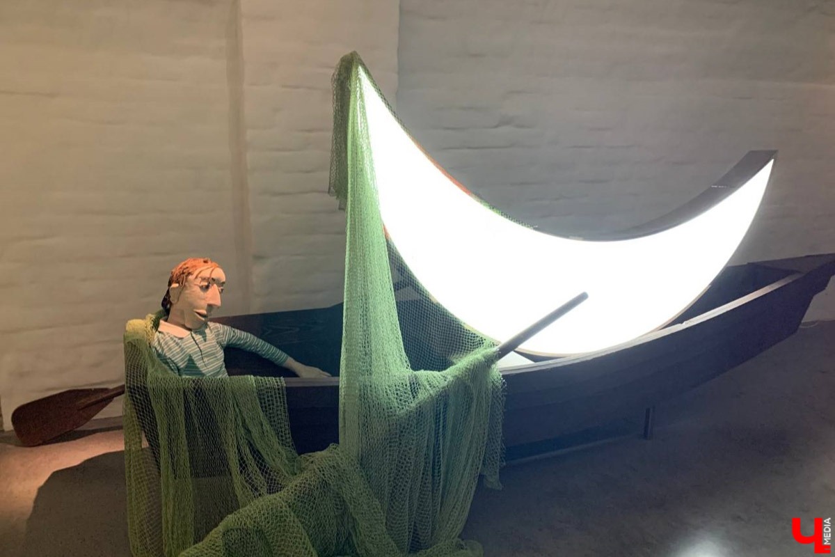 Такого Суздаль еще точно не видел! Гигантская сверкающая луна медитативно, словно в каком-то мистическом сне, скользит по Каменке в лодке. На веслах — человек. Это герой литературно-визуальных историй писателя, художника, фотографа и мастера световых инсталляций Леонида Тишкова. Необычная прогулка по спрятавшимся на просторах Суздаля световым объектам прошла в день открытия его выставки «Кругом свет».