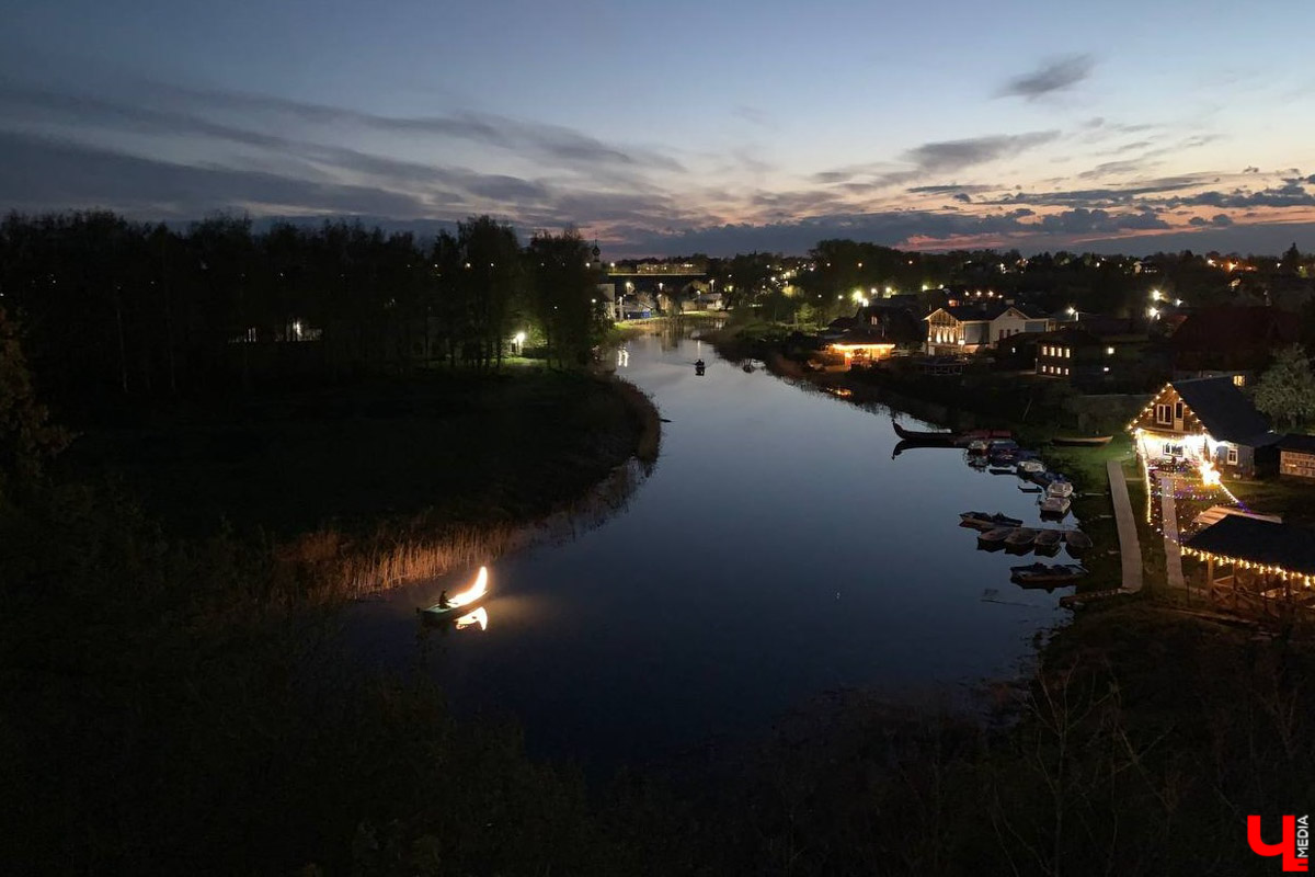 Такого Суздаль еще точно не видел! Гигантская сверкающая луна медитативно, словно в каком-то мистическом сне, скользит по Каменке в лодке. На веслах — человек. Это герой литературно-визуальных историй писателя, художника, фотографа и мастера световых инсталляций Леонида Тишкова. Необычная прогулка по спрятавшимся на просторах Суздаля световым объектам прошла в день открытия его выставки «Кругом свет».