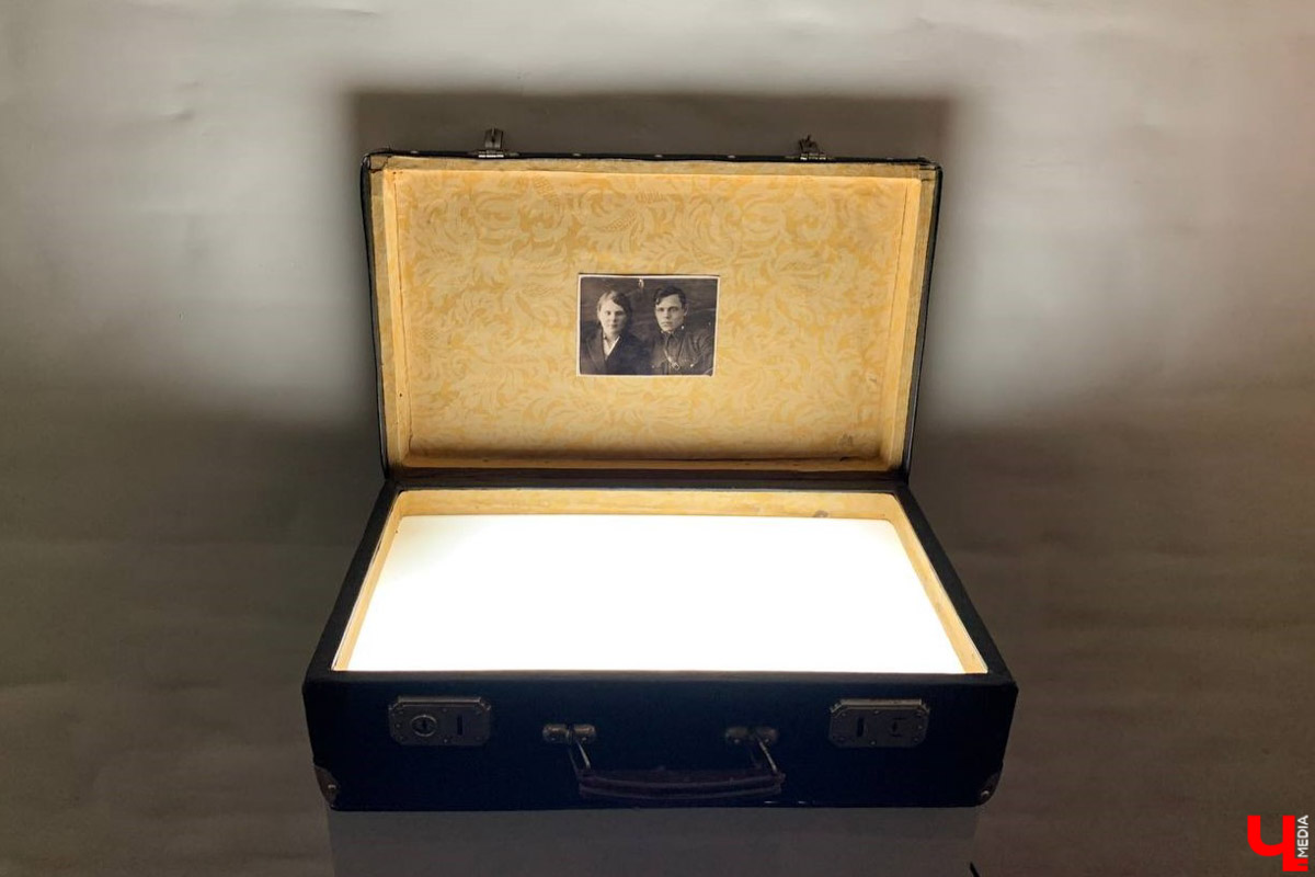 Такого Суздаль еще точно не видел! Гигантская сверкающая луна медитативно, словно в каком-то мистическом сне, скользит по Каменке в лодке. На веслах — человек. Это герой литературно-визуальных историй писателя, художника, фотографа и мастера световых инсталляций Леонида Тишкова. Необычная прогулка по спрятавшимся на просторах Суздаля световым объектам прошла в день открытия его выставки «Кругом свет».