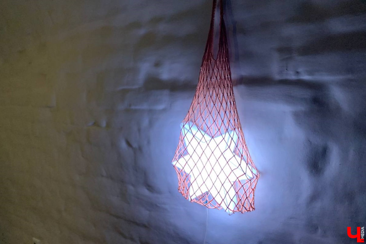 Такого Суздаль еще точно не видел! Гигантская сверкающая луна медитативно, словно в каком-то мистическом сне, скользит по Каменке в лодке. На веслах — человек. Это герой литературно-визуальных историй писателя, художника, фотографа и мастера световых инсталляций Леонида Тишкова. Необычная прогулка по спрятавшимся на просторах Суздаля световым объектам прошла в день открытия его выставки «Кругом свет».