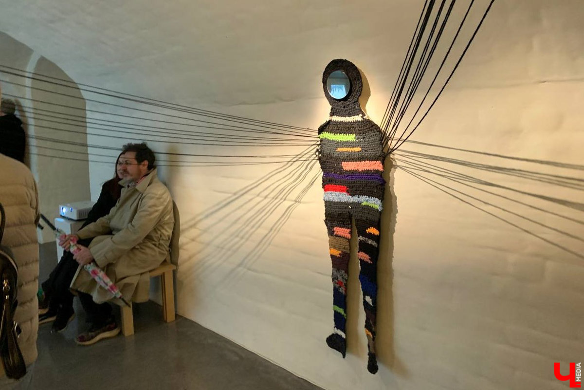 Такого Суздаль еще точно не видел! Гигантская сверкающая луна медитативно, словно в каком-то мистическом сне, скользит по Каменке в лодке. На веслах — человек. Это герой литературно-визуальных историй писателя, художника, фотографа и мастера световых инсталляций Леонида Тишкова. Необычная прогулка по спрятавшимся на просторах Суздаля световым объектам прошла в день открытия его выставки «Кругом свет».