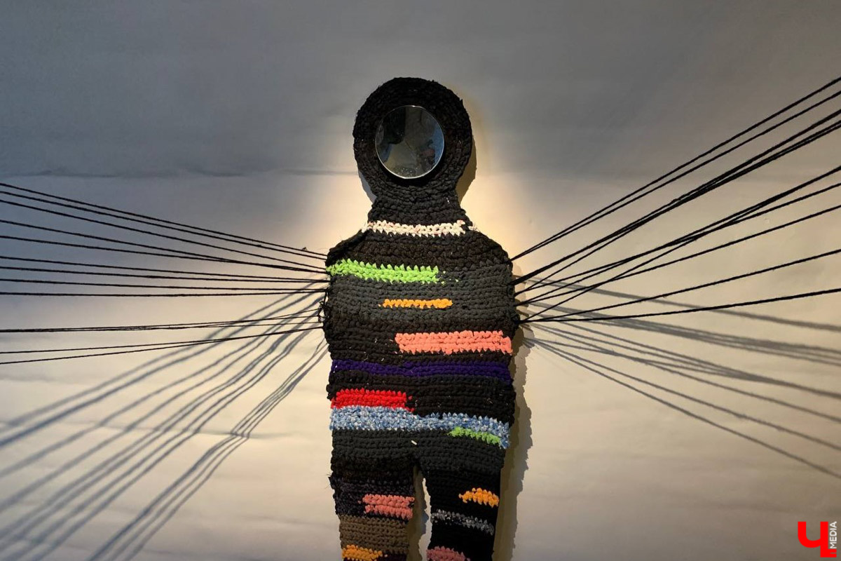 Такого Суздаль еще точно не видел! Гигантская сверкающая луна медитативно, словно в каком-то мистическом сне, скользит по Каменке в лодке. На веслах — человек. Это герой литературно-визуальных историй писателя, художника, фотографа и мастера световых инсталляций Леонида Тишкова. Необычная прогулка по спрятавшимся на просторах Суздаля световым объектам прошла в день открытия его выставки «Кругом свет».