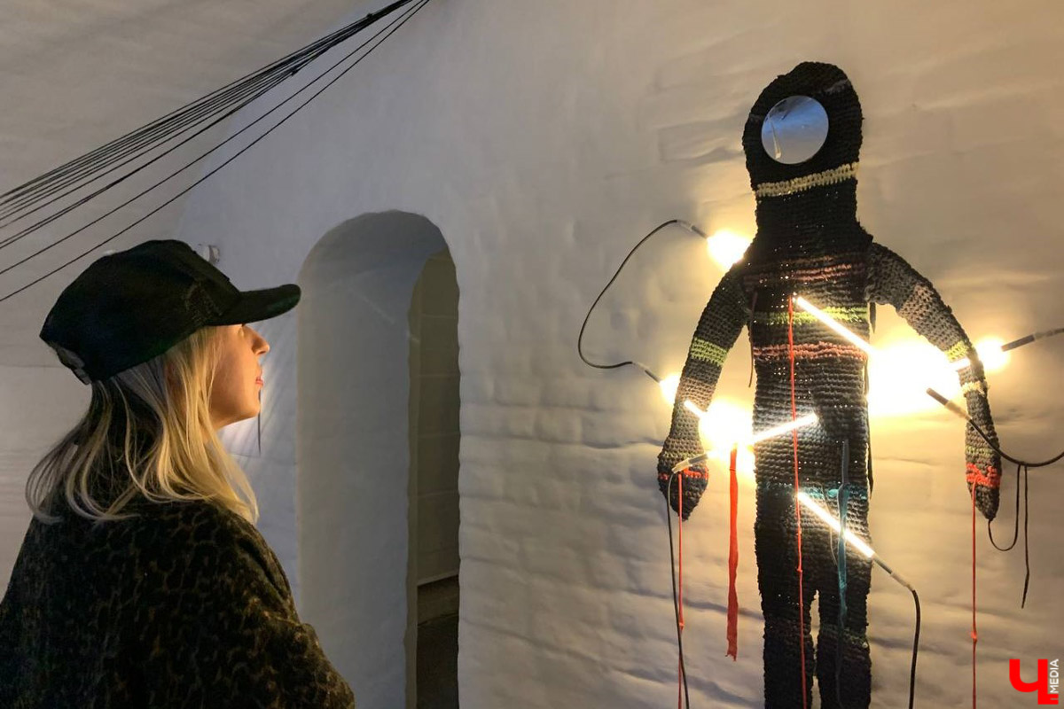 Такого Суздаль еще точно не видел! Гигантская сверкающая луна медитативно, словно в каком-то мистическом сне, скользит по Каменке в лодке. На веслах — человек. Это герой литературно-визуальных историй писателя, художника, фотографа и мастера световых инсталляций Леонида Тишкова. Необычная прогулка по спрятавшимся на просторах Суздаля световым объектам прошла в день открытия его выставки «Кругом свет».