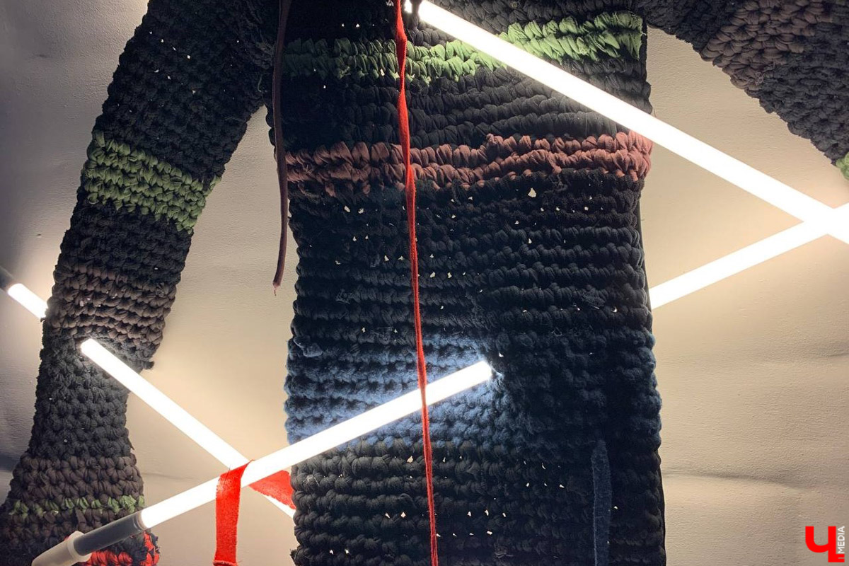 Такого Суздаль еще точно не видел! Гигантская сверкающая луна медитативно, словно в каком-то мистическом сне, скользит по Каменке в лодке. На веслах — человек. Это герой литературно-визуальных историй писателя, художника, фотографа и мастера световых инсталляций Леонида Тишкова. Необычная прогулка по спрятавшимся на просторах Суздаля световым объектам прошла в день открытия его выставки «Кругом свет».