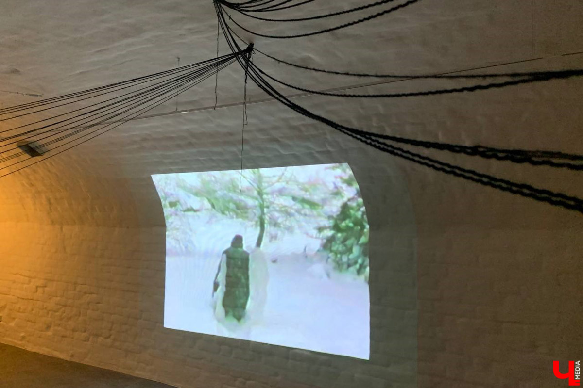 Такого Суздаль еще точно не видел! Гигантская сверкающая луна медитативно, словно в каком-то мистическом сне, скользит по Каменке в лодке. На веслах — человек. Это герой литературно-визуальных историй писателя, художника, фотографа и мастера световых инсталляций Леонида Тишкова. Необычная прогулка по спрятавшимся на просторах Суздаля световым объектам прошла в день открытия его выставки «Кругом свет».