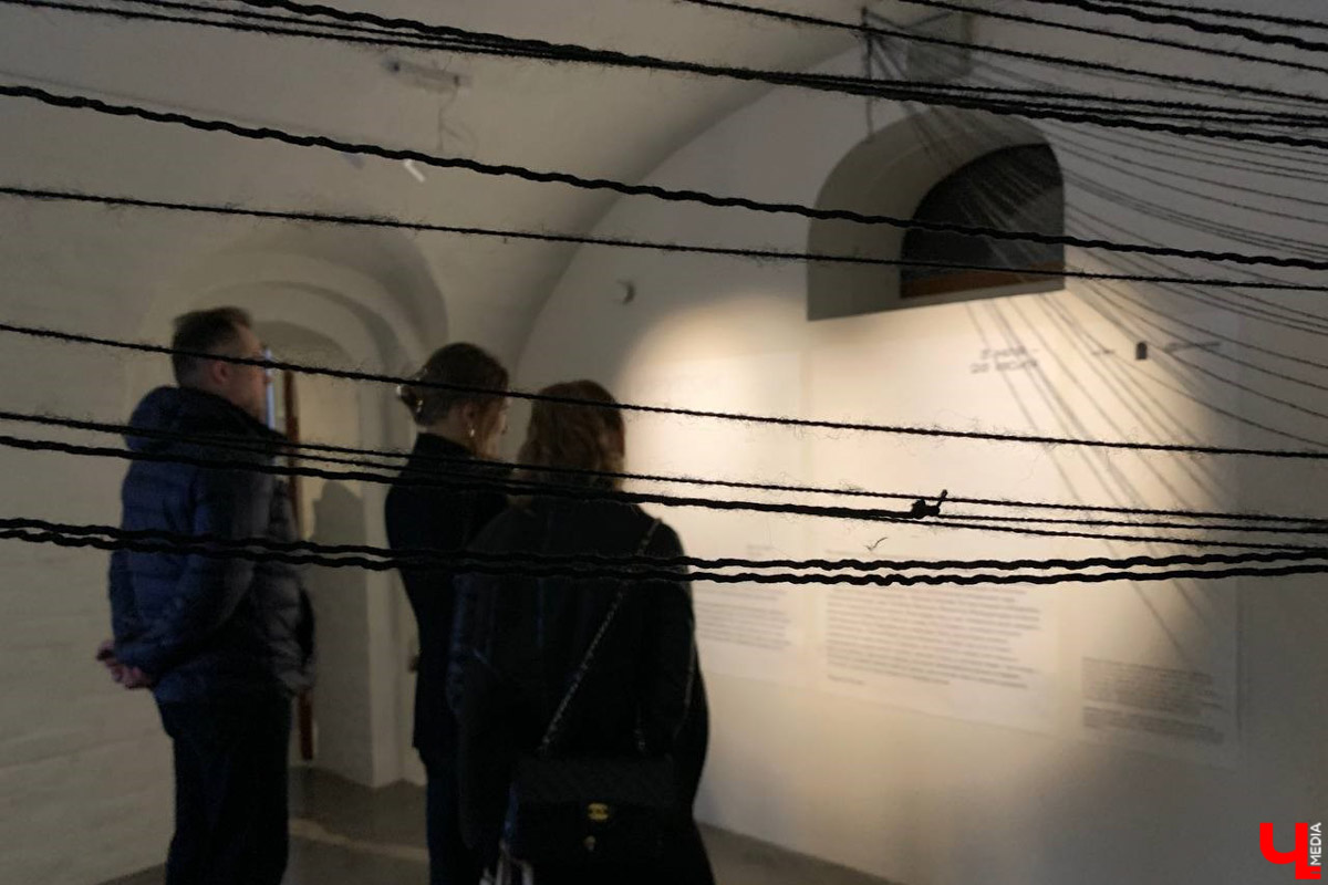 Такого Суздаль еще точно не видел! Гигантская сверкающая луна медитативно, словно в каком-то мистическом сне, скользит по Каменке в лодке. На веслах — человек. Это герой литературно-визуальных историй писателя, художника, фотографа и мастера световых инсталляций Леонида Тишкова. Необычная прогулка по спрятавшимся на просторах Суздаля световым объектам прошла в день открытия его выставки «Кругом свет».