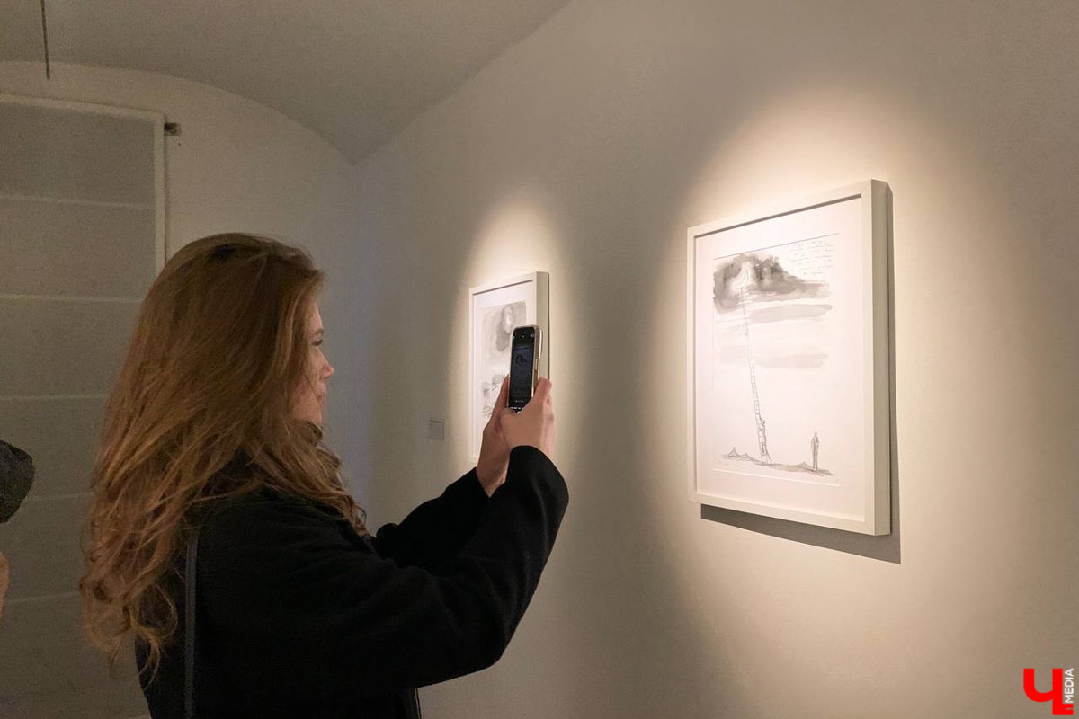 Такого Суздаль еще точно не видел! Гигантская сверкающая луна медитативно, словно в каком-то мистическом сне, скользит по Каменке в лодке. На веслах — человек. Это герой литературно-визуальных историй писателя, художника, фотографа и мастера световых инсталляций Леонида Тишкова. Необычная прогулка по спрятавшимся на просторах Суздаля световым объектам прошла в день открытия его выставки «Кругом свет».